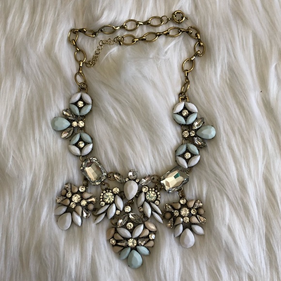 💚 Mint and White Luxe Statement Necklace - Picture 3 of 8